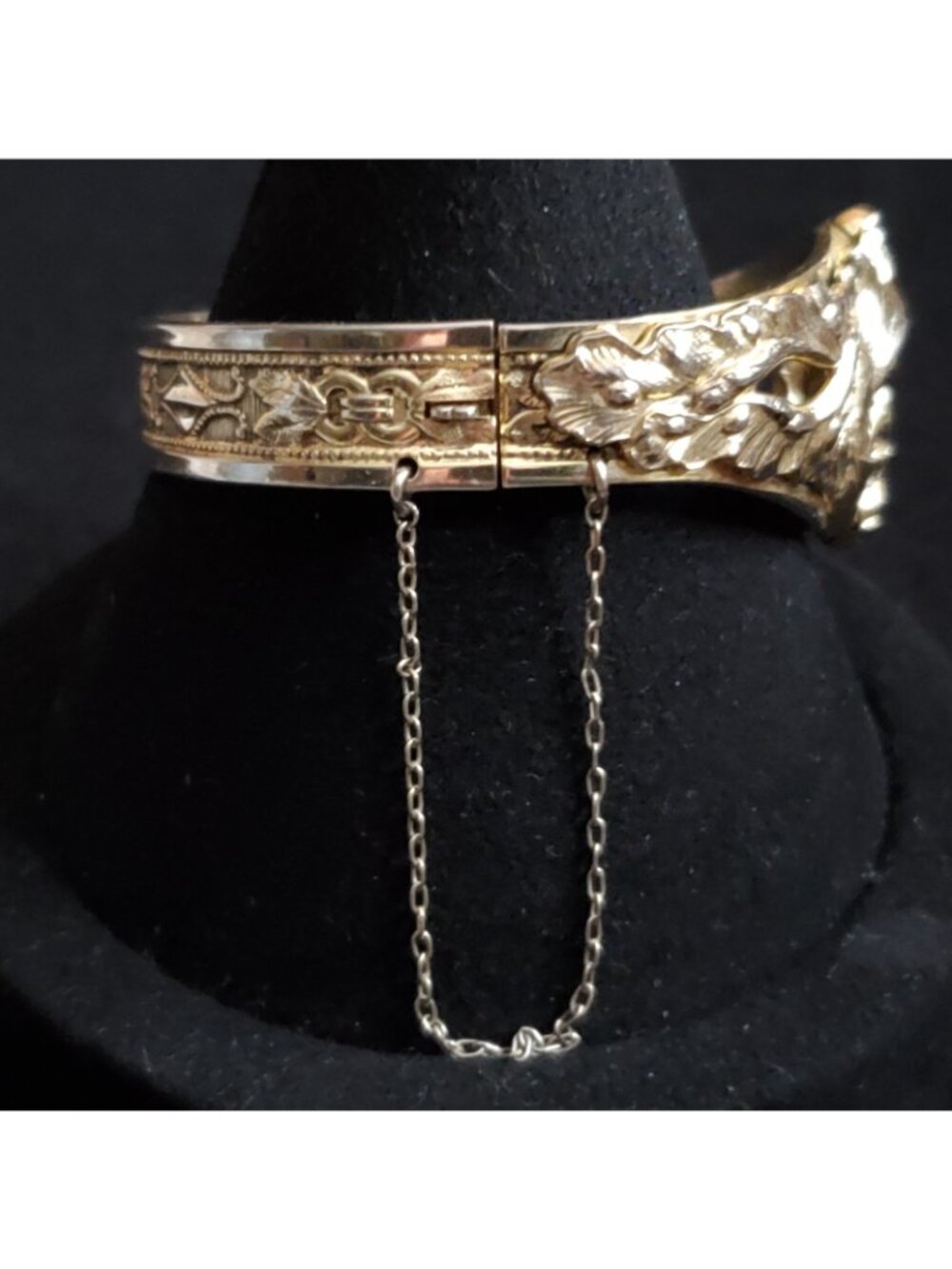 Vintage Whiting Davis Bracelet Bangle Gold Tone Repousse Hinged 6.5" - Picture 3 of 10
